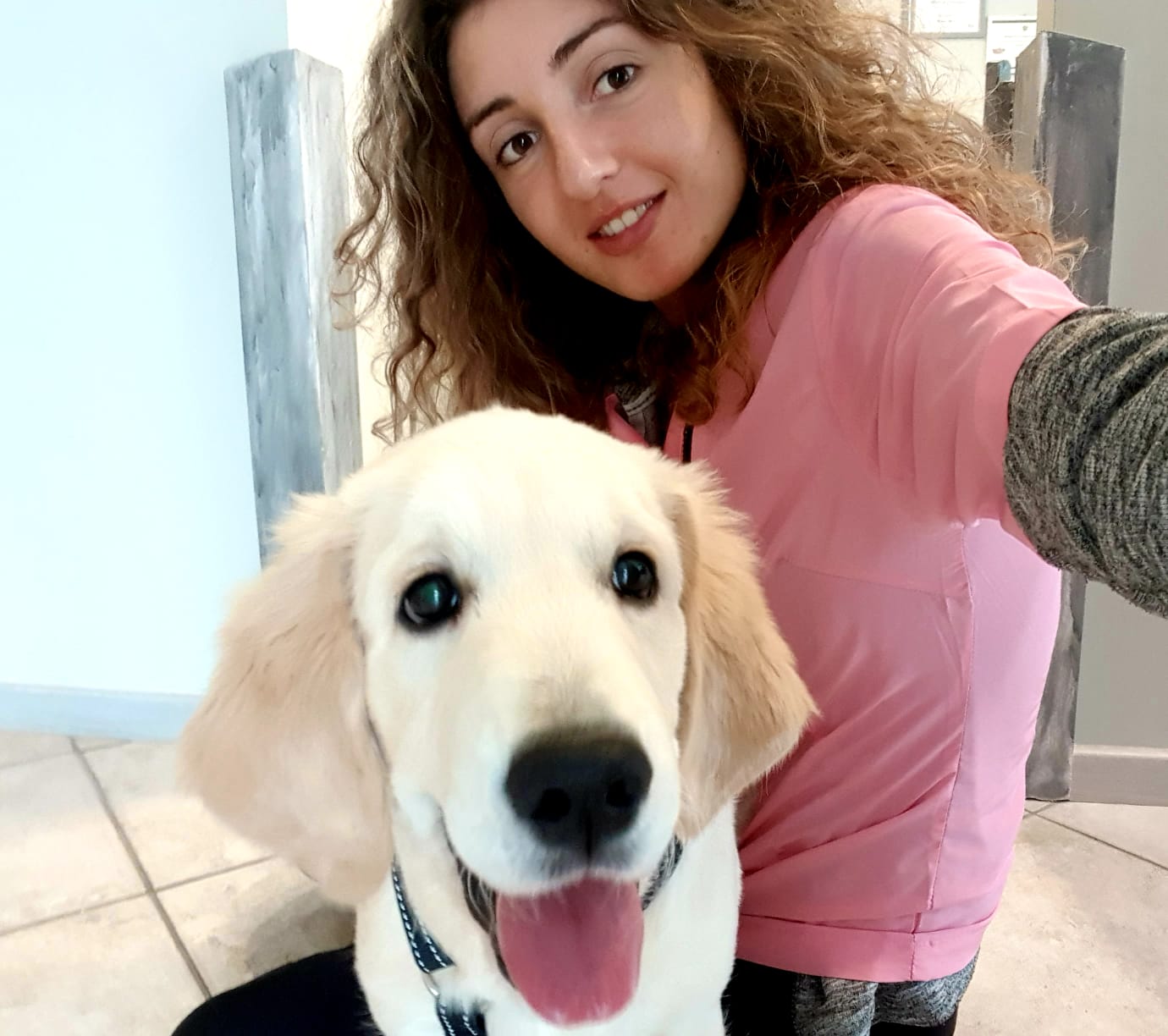La titolare di Zampette in Beauty con un cane